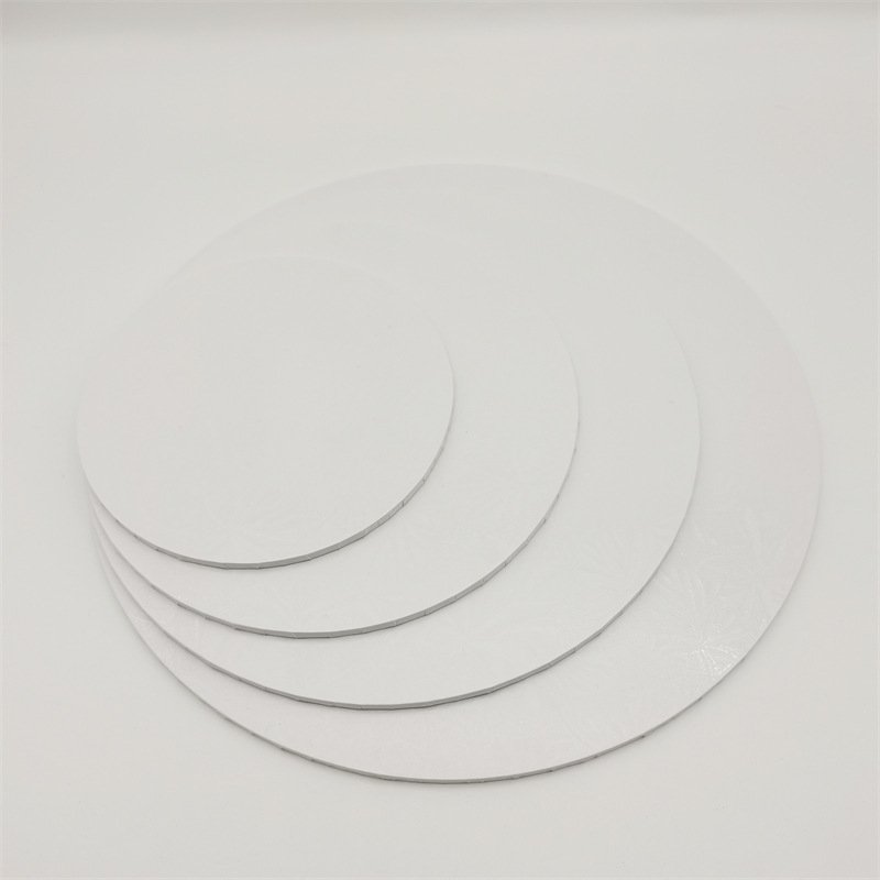 White Corrugated Cake Base Cake Boards for Layer Cakes Wholesale white corrugated cake boards for layer cakes, packed in economical cartons to meet high‑demand bakery production schedules.